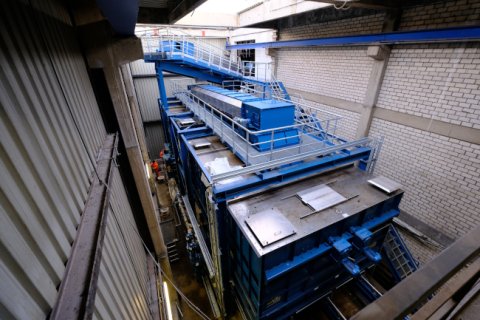 Schlammstapelsystem jeweils für teilgetrocknete- und Nasschlämme mit Bandzuführtechnik und mechanischer und hydraulischer Austragsfördertechnik zu den Rückmischsystemen vor der Verbrennung 