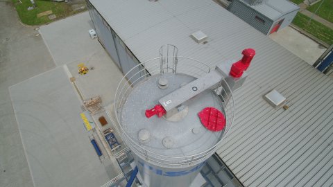 Silo roof with entry conveyor